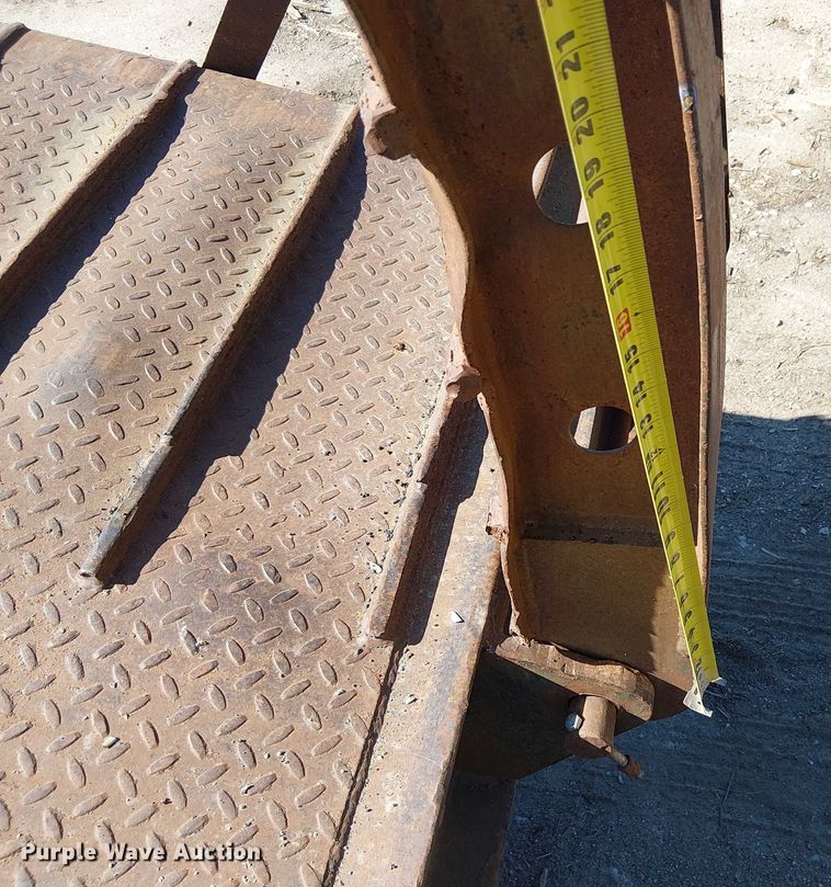 image for item DU3647 2003 Lowboy drop deck equipment trailer