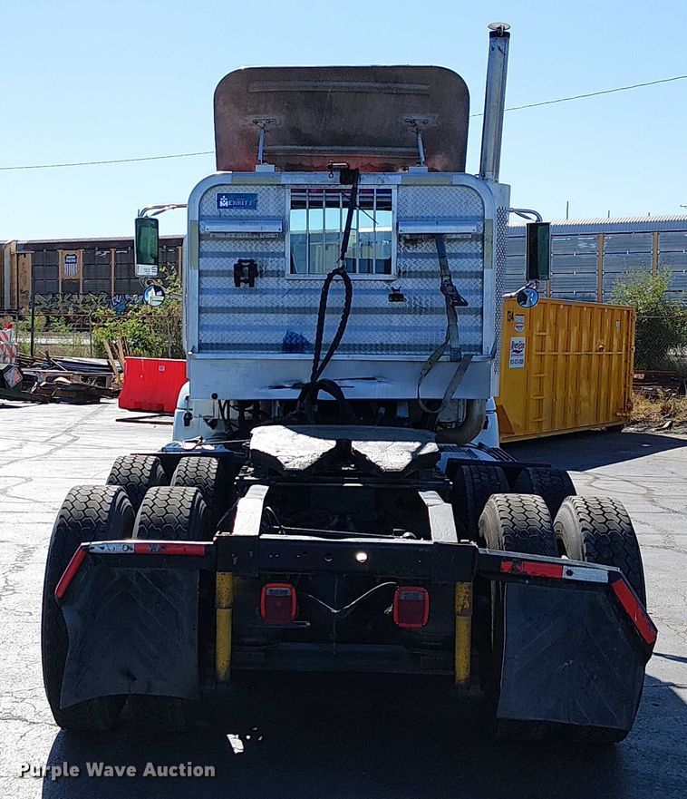 image for item DU3660 2001 International 9100i semi truck