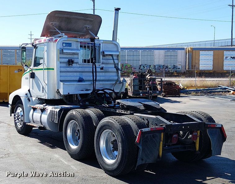 image for item DU3660 2001 International 9100i semi truck