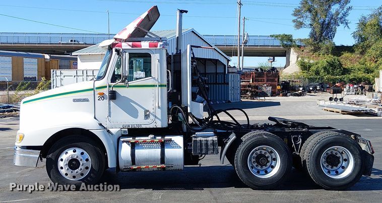 image for item DU3660 2001 International 9100i semi truck