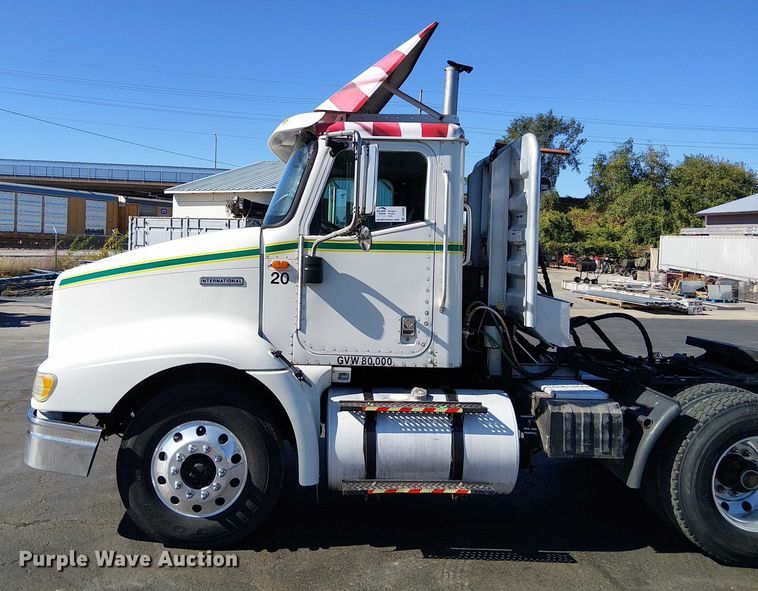 image for item DU3660 2001 International 9100i semi truck