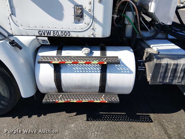 image for item DU3660 2001 International 9100i semi truck