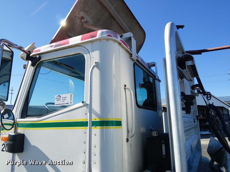 image for item DU3660 2001 International 9100i semi truck