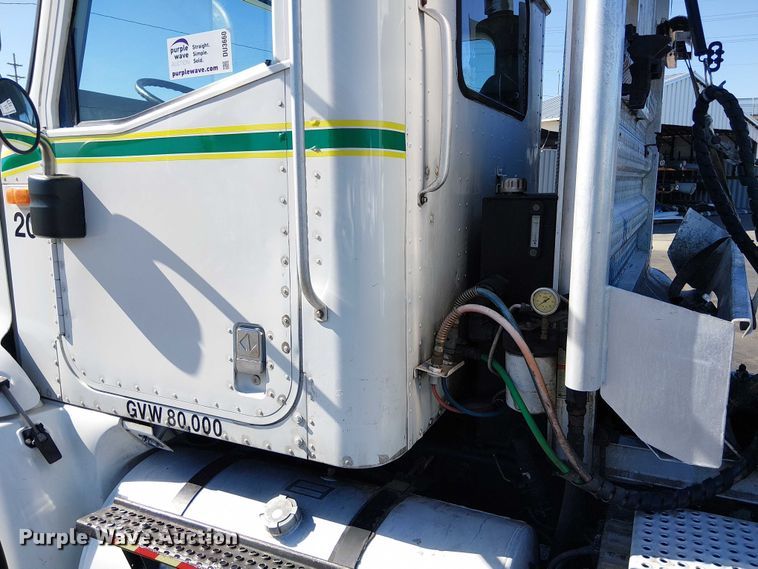 image for item DU3660 2001 International 9100i semi truck