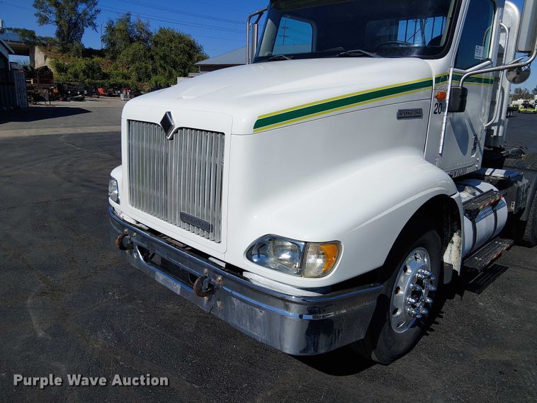 image for item DU3660 2001 International 9100i semi truck