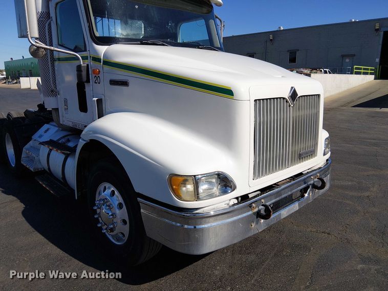 image for item DU3660 2001 International 9100i semi truck