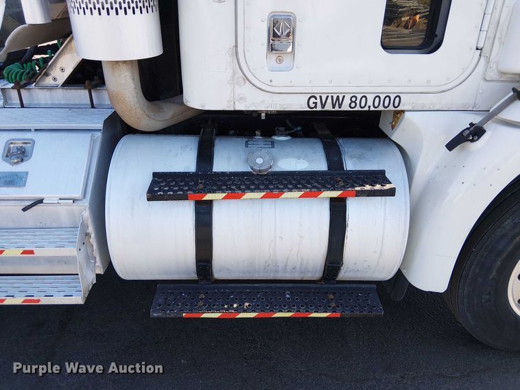 image for item DU3660 2001 International 9100i semi truck