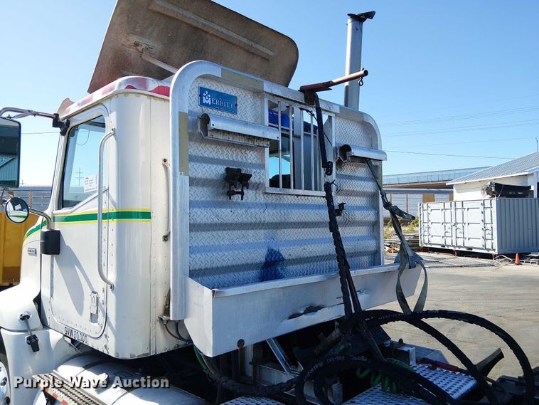 image for item DU3660 2001 International 9100i semi truck