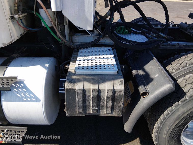 image for item DU3660 2001 International 9100i semi truck