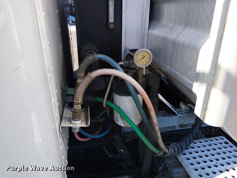 image for item DU3660 2001 International 9100i semi truck