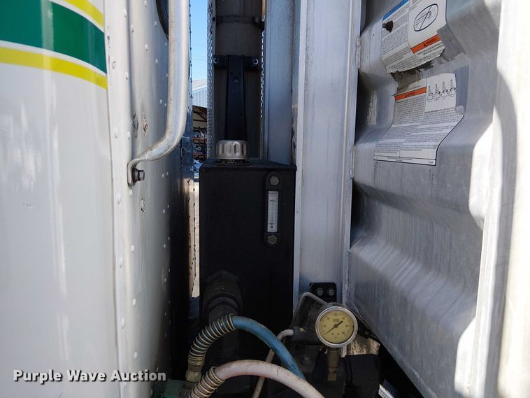 image for item DU3660 2001 International 9100i semi truck