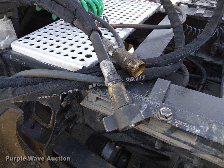 image for item DU3660 2001 International 9100i semi truck