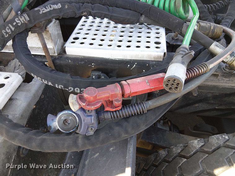 image for item DU3660 2001 International 9100i semi truck