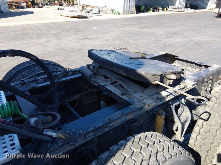 image for item DU3660 2001 International 9100i semi truck