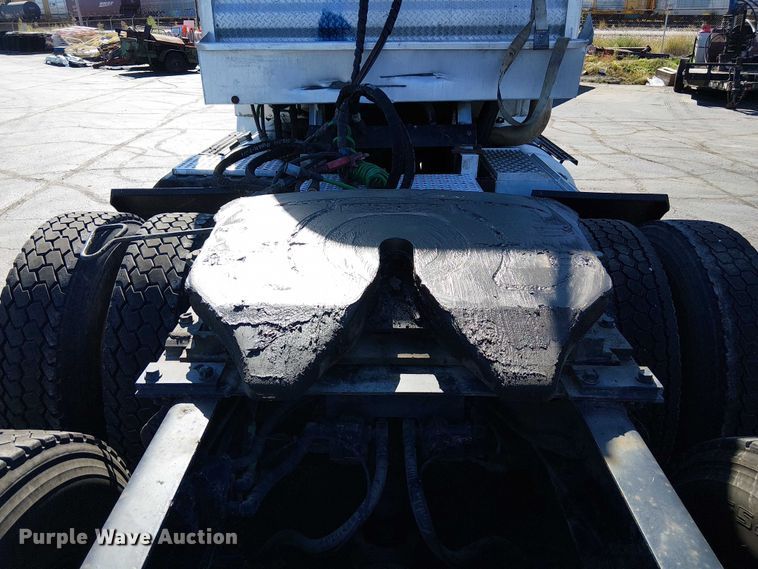 image for item DU3660 2001 International 9100i semi truck