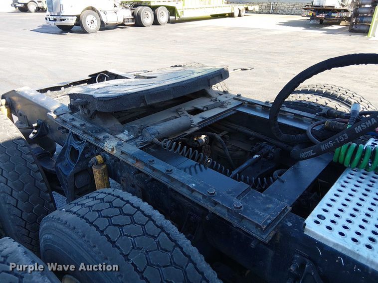 image for item DU3660 2001 International 9100i semi truck