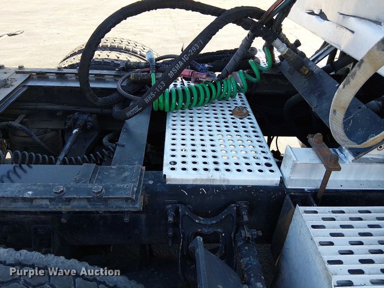 image for item DU3660 2001 International 9100i semi truck