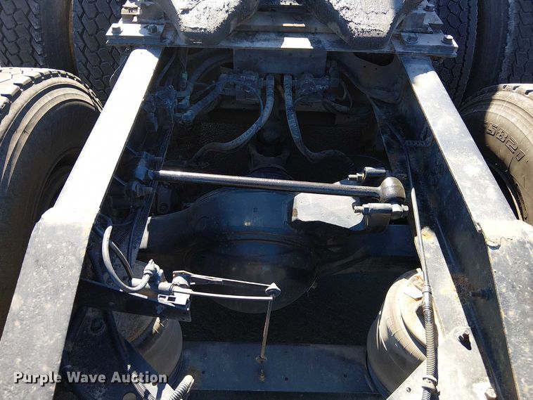 image for item DU3660 2001 International 9100i semi truck