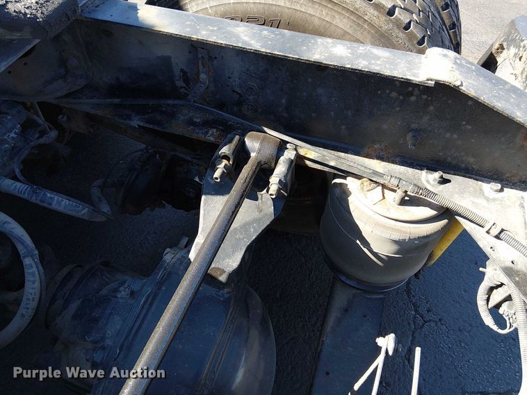 image for item DU3660 2001 International 9100i semi truck