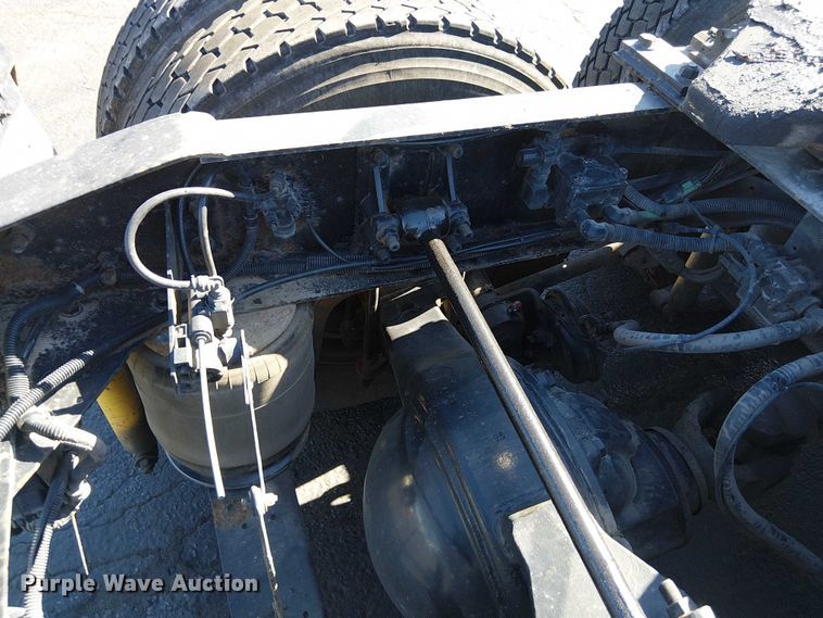 image for item DU3660 2001 International 9100i semi truck