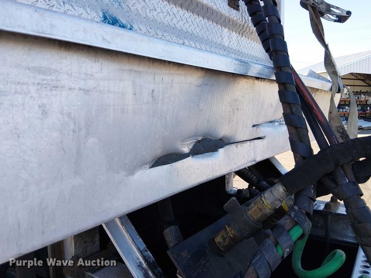 image for item DU3660 2001 International 9100i semi truck