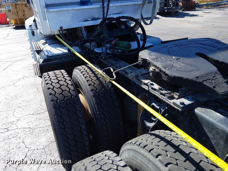 image for item DU3660 2001 International 9100i semi truck