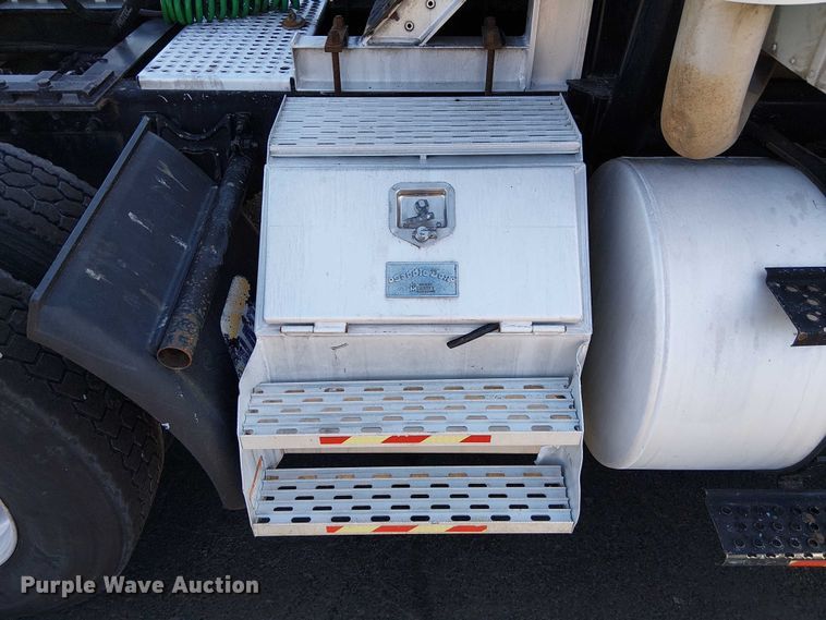 image for item DU3660 2001 International 9100i semi truck