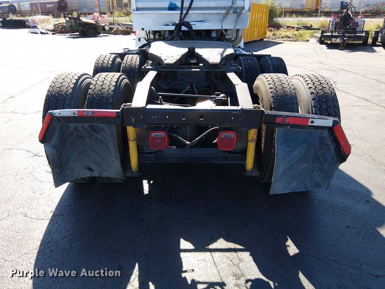 image for item DU3660 2001 International 9100i semi truck