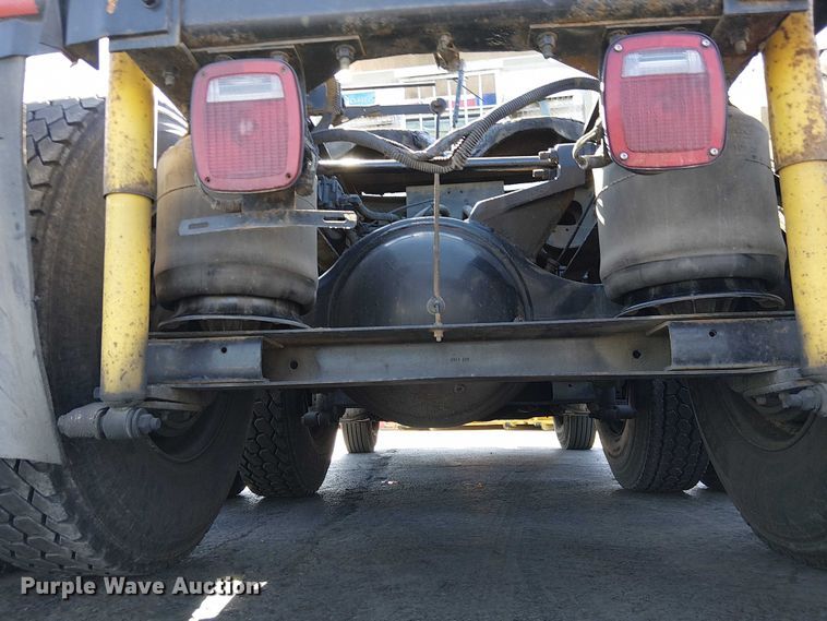 image for item DU3660 2001 International 9100i semi truck