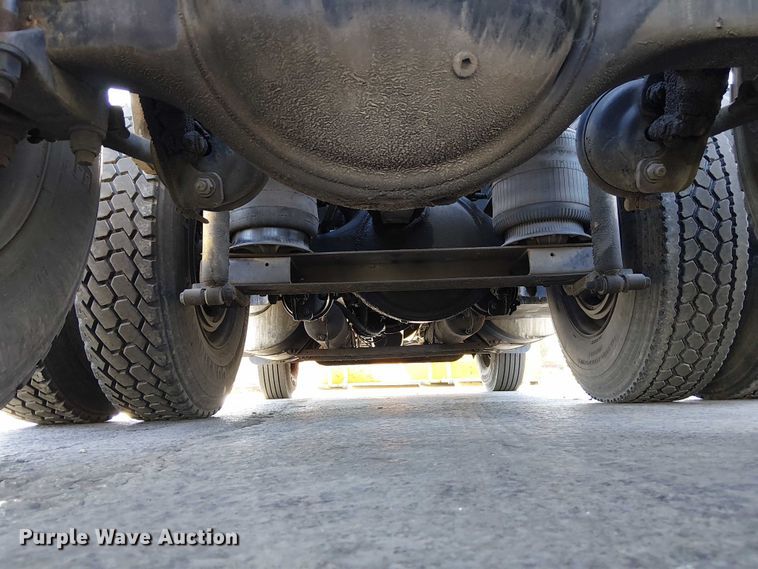 image for item DU3660 2001 International 9100i semi truck