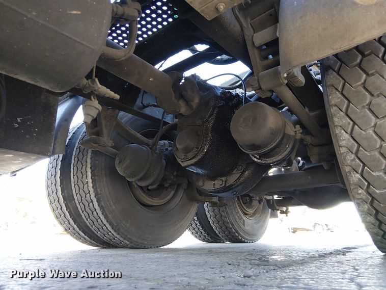 image for item DU3660 2001 International 9100i semi truck