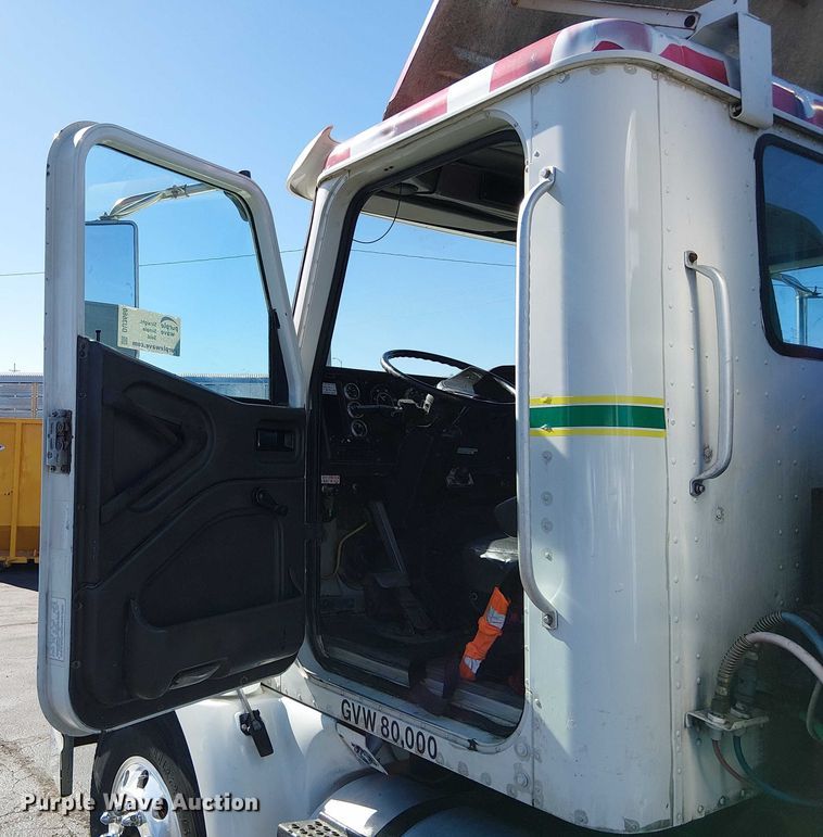 image for item DU3660 2001 International 9100i semi truck