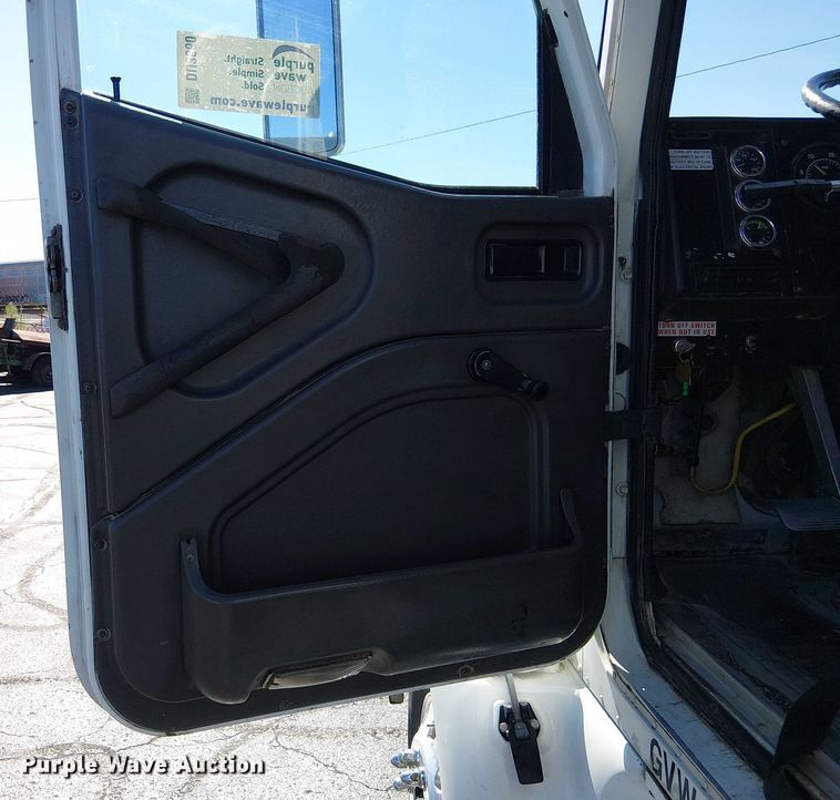 image for item DU3660 2001 International 9100i semi truck