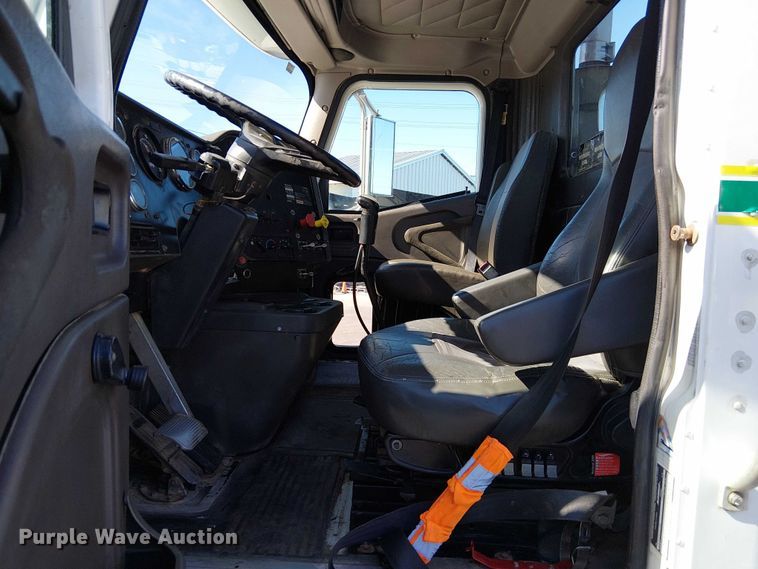 image for item DU3660 2001 International 9100i semi truck