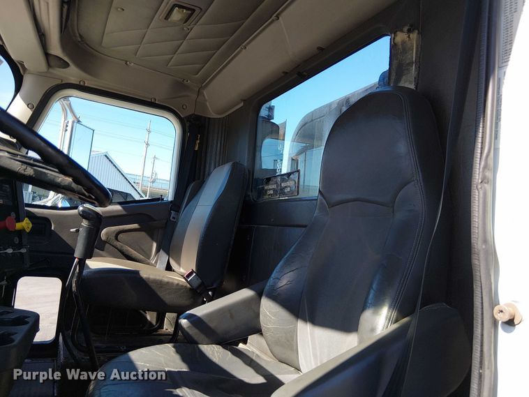 image for item DU3660 2001 International 9100i semi truck