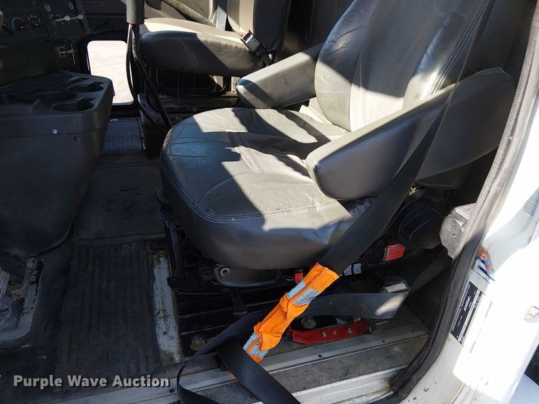 image for item DU3660 2001 International 9100i semi truck