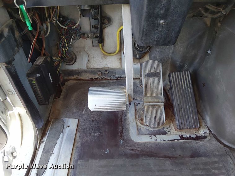 image for item DU3660 2001 International 9100i semi truck