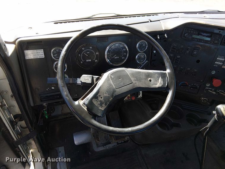 image for item DU3660 2001 International 9100i semi truck