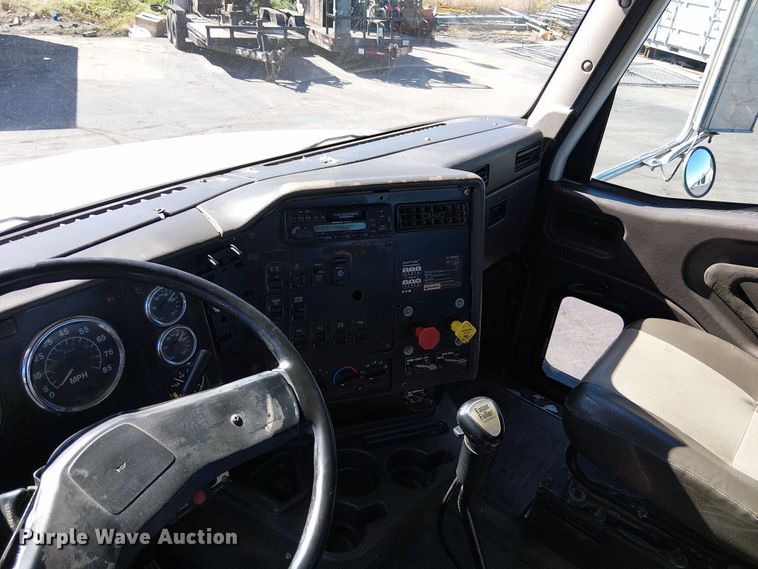 image for item DU3660 2001 International 9100i semi truck