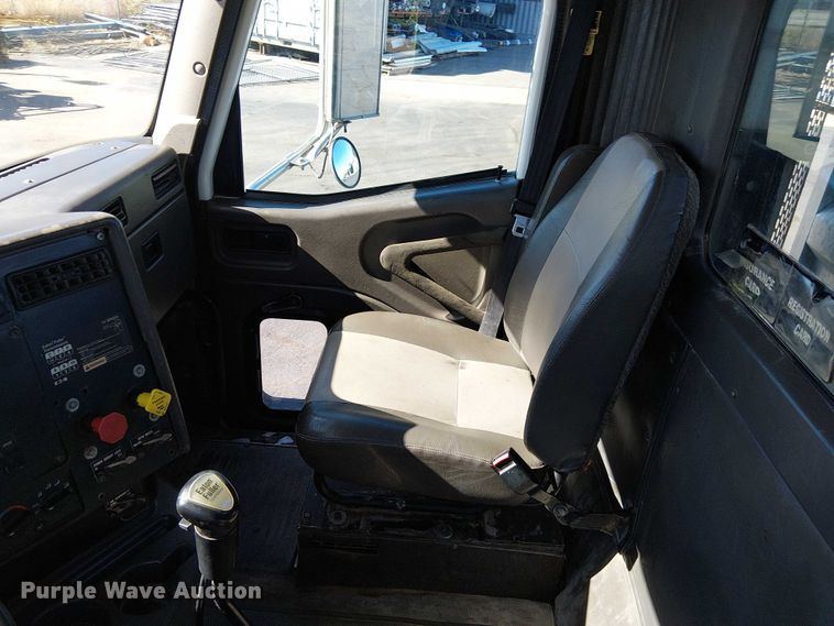 image for item DU3660 2001 International 9100i semi truck