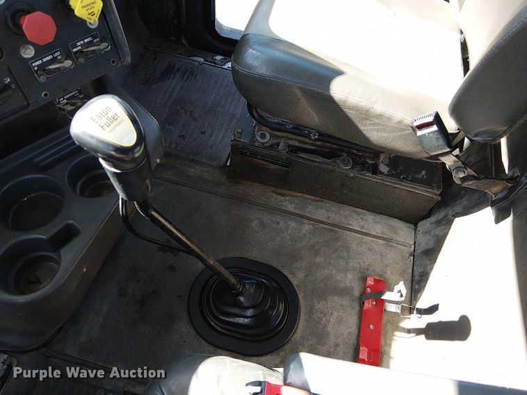 image for item DU3660 2001 International 9100i semi truck