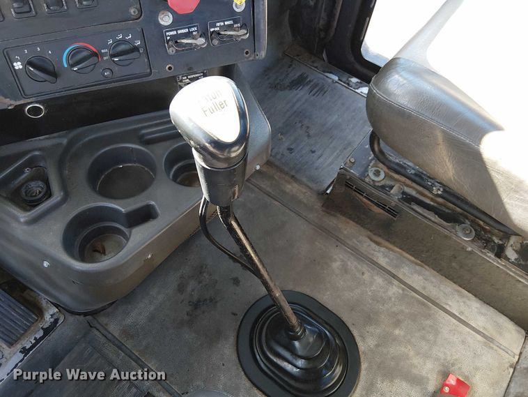 image for item DU3660 2001 International 9100i semi truck