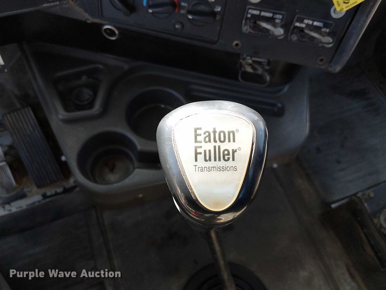 image for item DU3660 2001 International 9100i semi truck