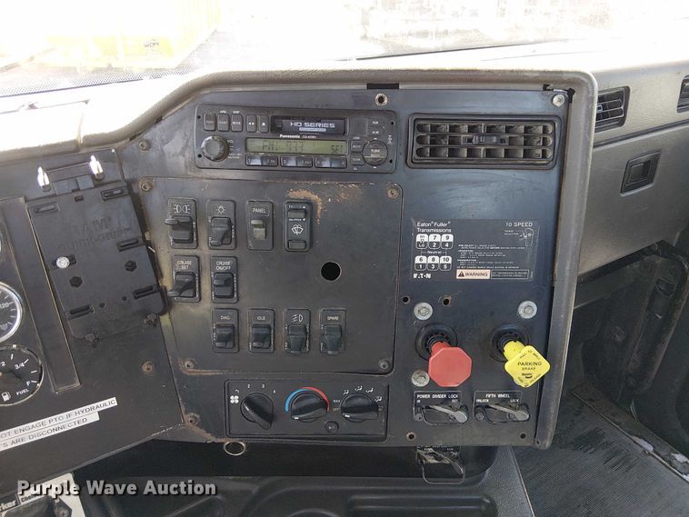 image for item DU3660 2001 International 9100i semi truck