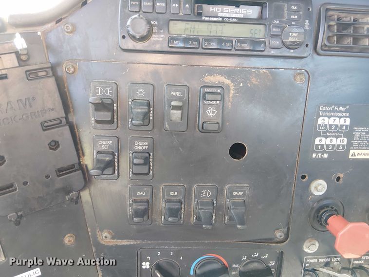 image for item DU3660 2001 International 9100i semi truck