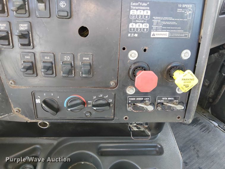 image for item DU3660 2001 International 9100i semi truck