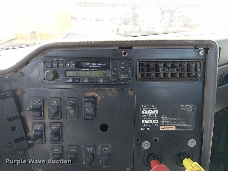 image for item DU3660 2001 International 9100i semi truck