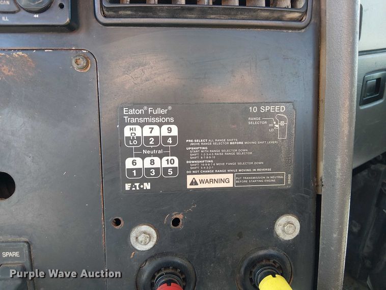 image for item DU3660 2001 International 9100i semi truck