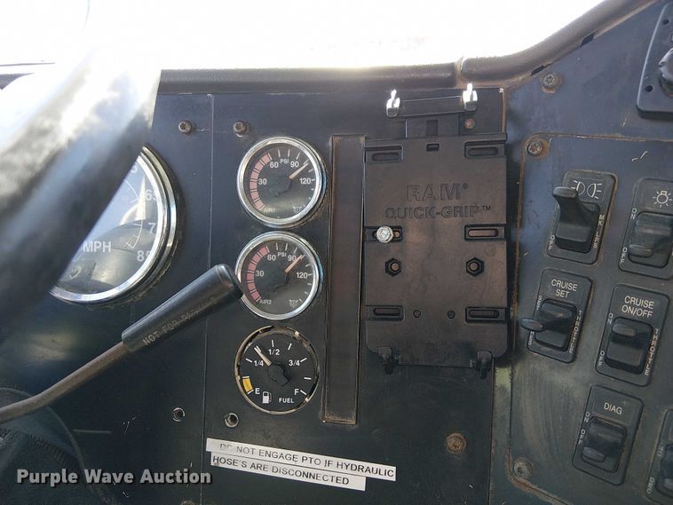 image for item DU3660 2001 International 9100i semi truck