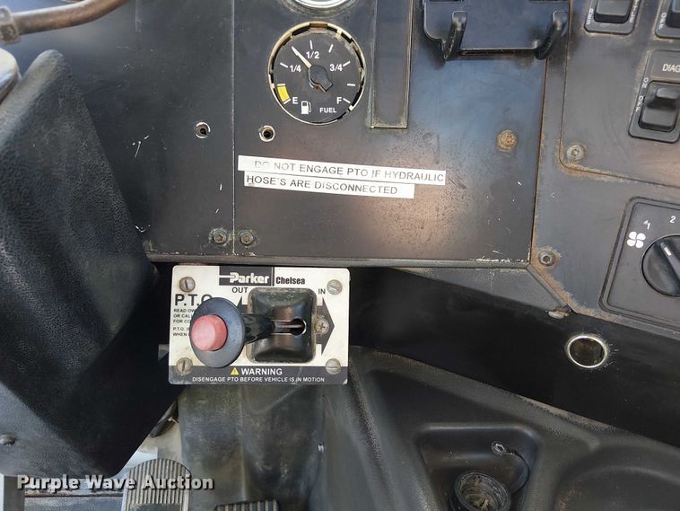 image for item DU3660 2001 International 9100i semi truck